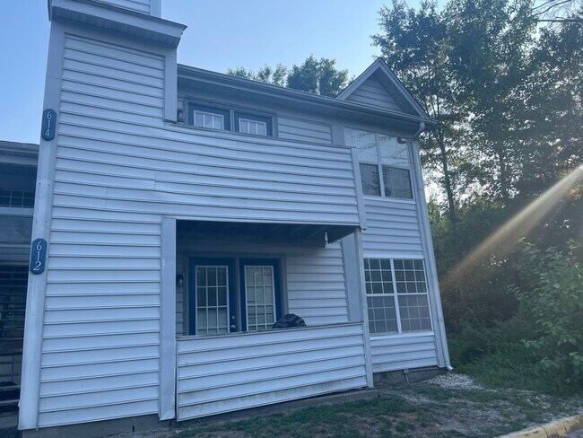 Building Photo - UPPER LEVEL SINGLE STORY CONDO IN HOLLAND ...