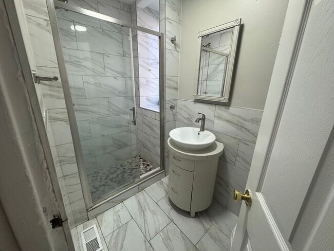 Building Photo - Beautiful 2 Bed 1 Bath Apartment with bonus room/office!