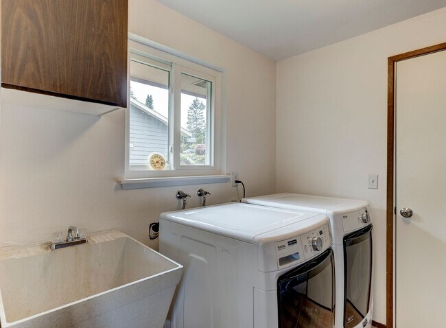 Building Photo - 3 Bed 2 Bath Home in Swantown Neighborhood