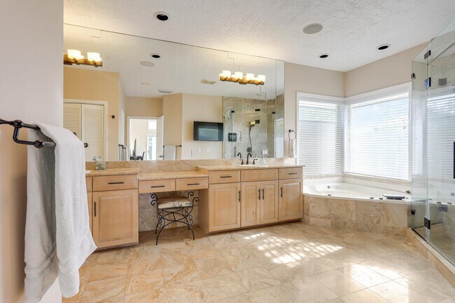 Building Photo - 8120 SE Waterway Dr