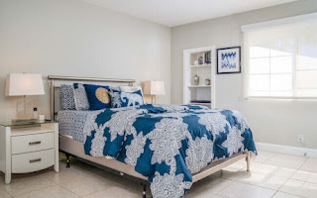 Building Photo - Racquet Club West, FURNISHED, Seasonal OR Long Term