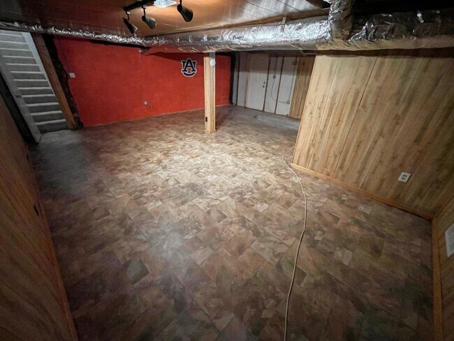 Building Photo - Renovated 3BR Ranch w/Basement