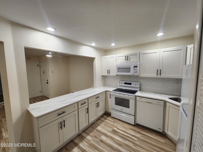 Building Photo - 129 Amberly Dr