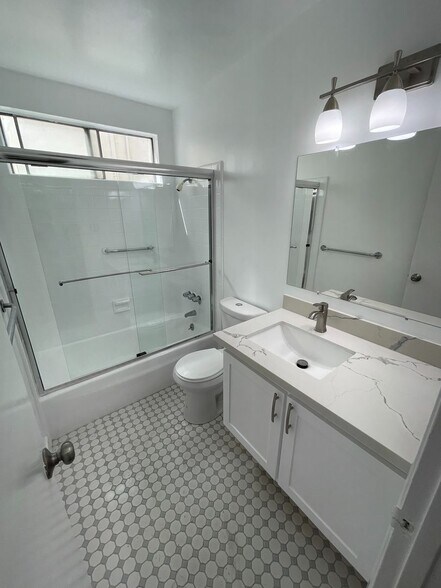 Building Photo - 825 S Bedford St