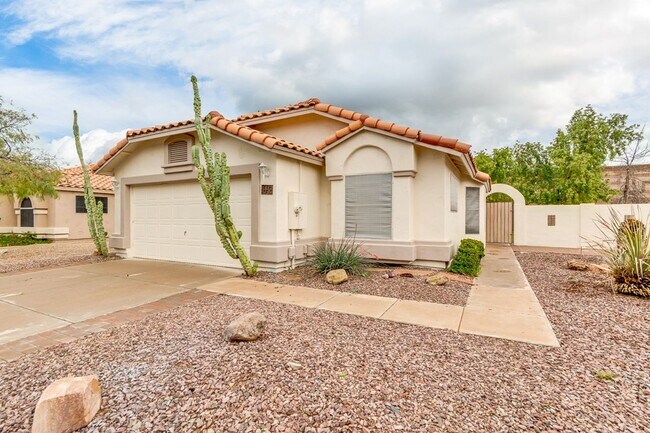 Building Photo - Pecos Ranch Beauty!