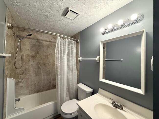 Building Photo - 3114 Strathaven Ct