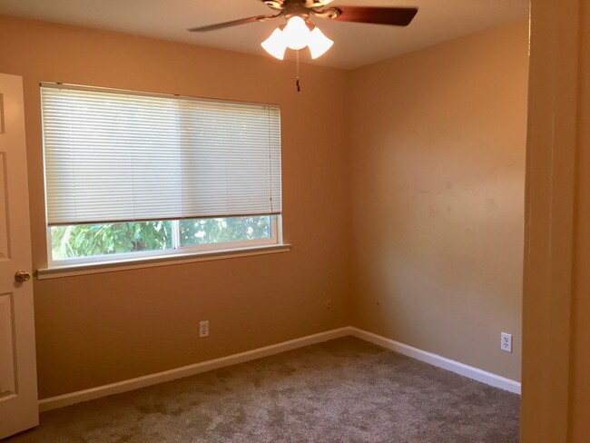 Building Photo - Ashlan & Fowler 3 Bedroom - Griffith Ave.