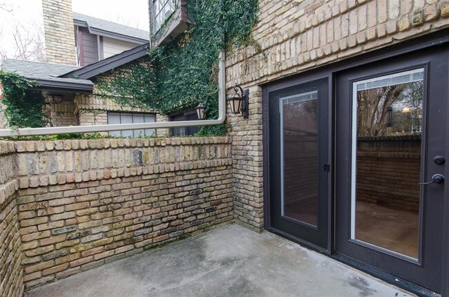 Building Photo - 10819 Crown Colony Dr