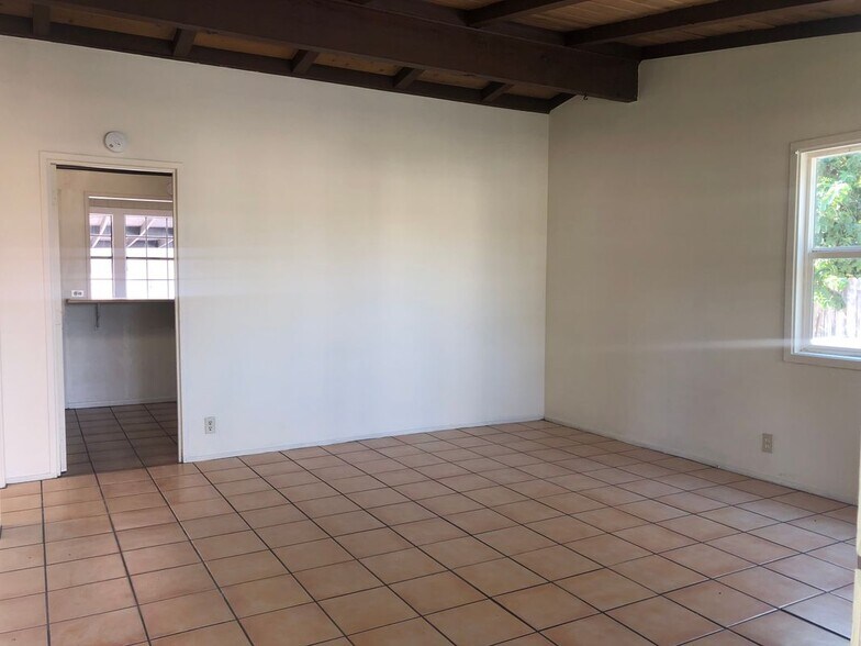 Building Photo - 526 S San Antonio Ave