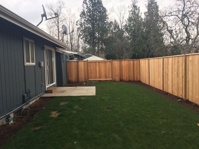 Building Photo - Lanson01