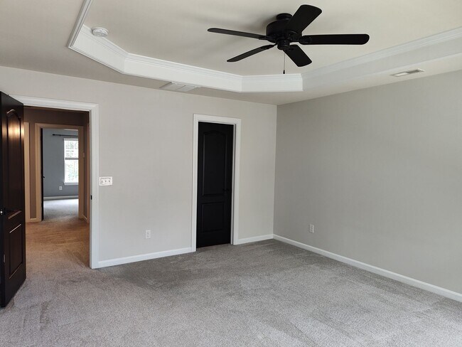 Building Photo - Move-in ready Townhome with in Stone Creek...