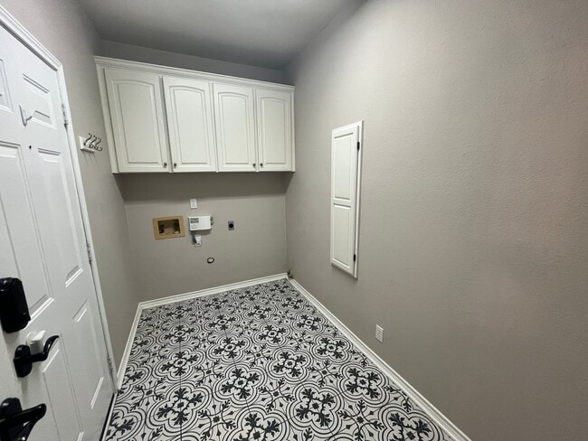 Building Photo - Mill Creek Executive Home Overlooking Golf Course at 17th Tee