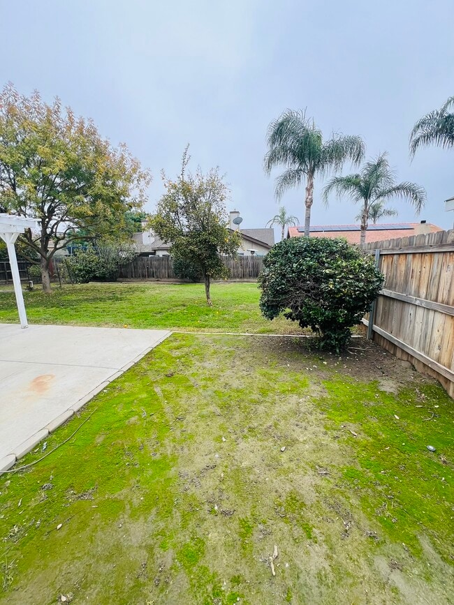 Building Photo - 575 W Cinnamon Ave