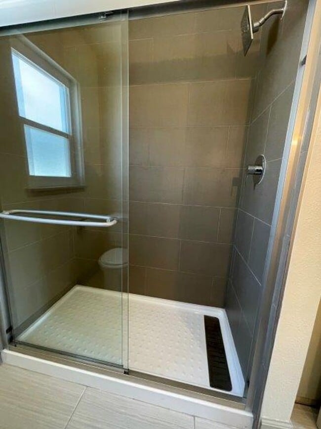 Building Photo - Gorgeous 2 Bedroom in Tahoe Park