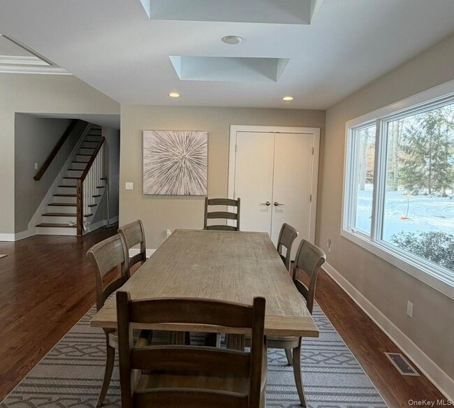 Building Photo - 10 Skyes Neck Ct