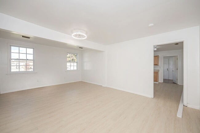 Building Photo - ADORABLE HOME FOR RENT