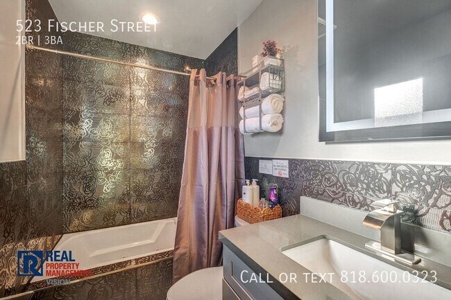 Building Photo - 523 Fischer St