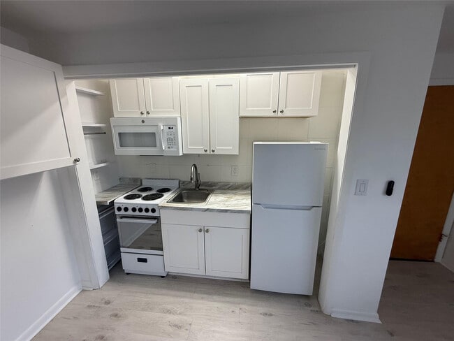 Building Photo - 347 Elm St