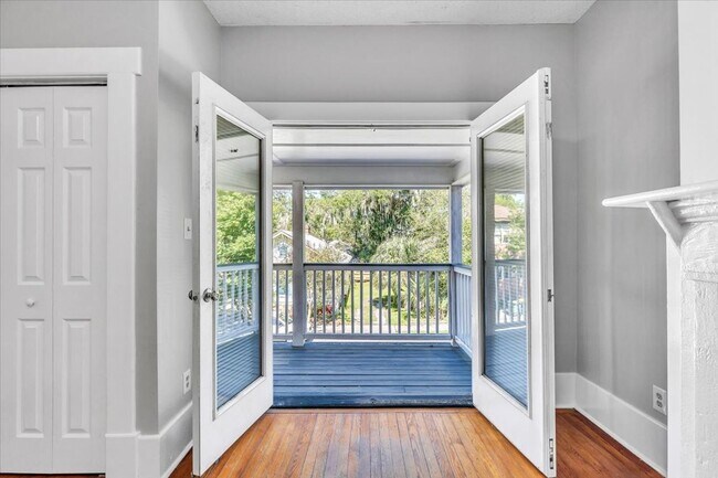 Building Photo - 3 bedroom 2 bath Downtown Savannah apartment