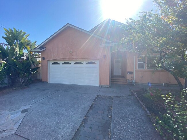 Building Photo - Advent - Three Bedroom House W/ Two Car Ga...