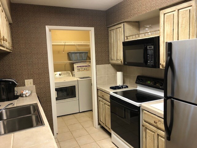 Kitchen-Laundry room area - 8020 Braesmain Dr