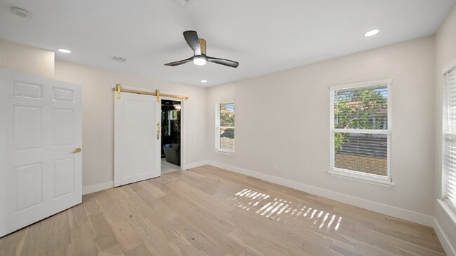 Building Photo - One of a Kind Luxury Home Close to Downtown Houston!