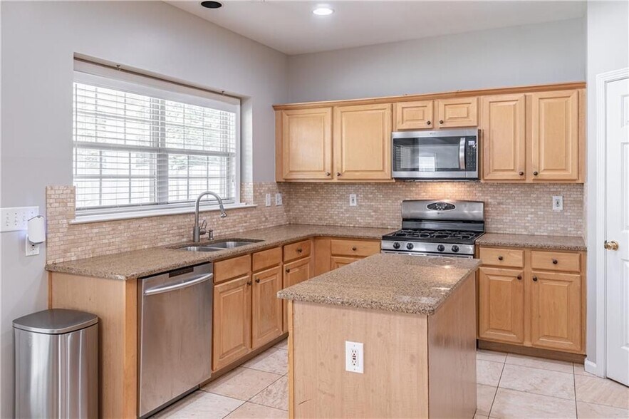 Building Photo - 230 Albrighton Ct