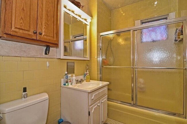 Bathroom - 28 Quincy St