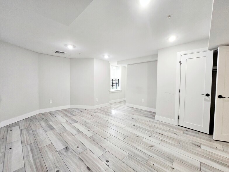 Building Photo - 79 Linden St