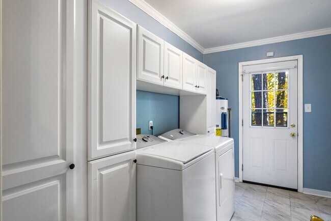 Building Photo - Stunning 3 Bedroom Home AVAILABLE NOW!