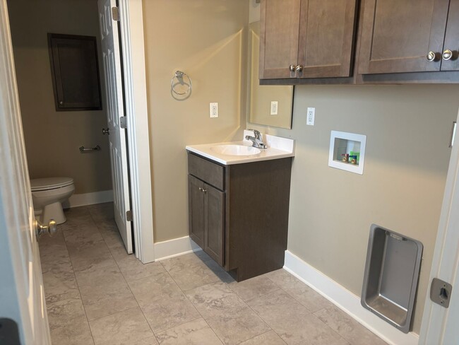 Building Photo - 3 Bedroom House