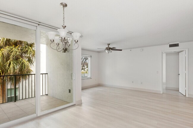 Building Photo - 810 Villa Cir