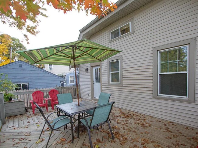 Building Photo - Large home in a convenient location