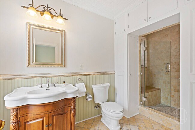 Building Photo - 31 W 84th St