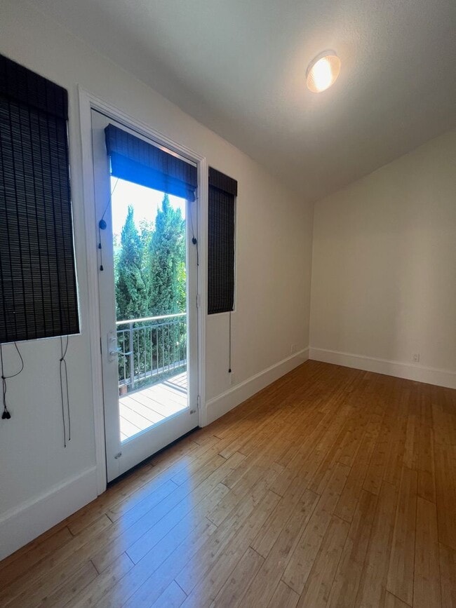 Building Photo - 2 Bedroom 2 bath Downtown Unit with $500 O...