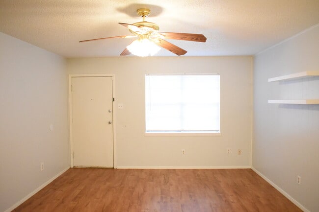 Building Photo - Updated Duplex in a Wonderful Central Loca...