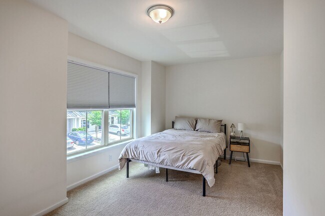 Building Photo - Spacious End-Unit Townhome with Modern Com...
