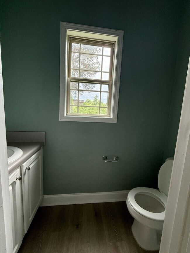 Building Photo - Spacious Two Bedroom Home
