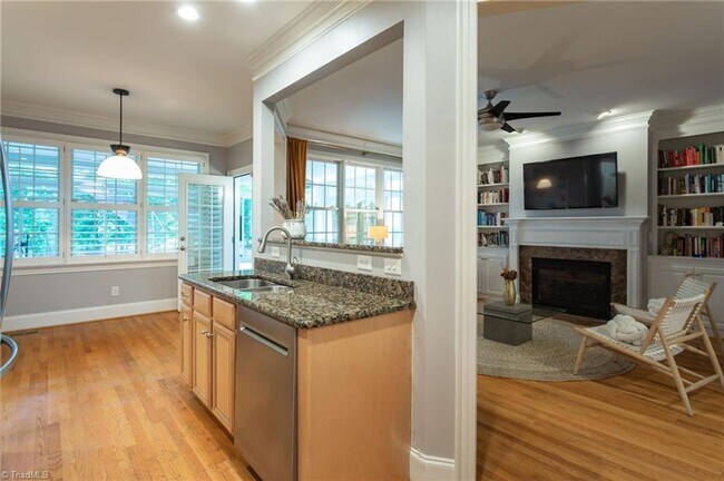 Building Photo - Spacious 4 Bedroom in Lake Jeanette - Larg...