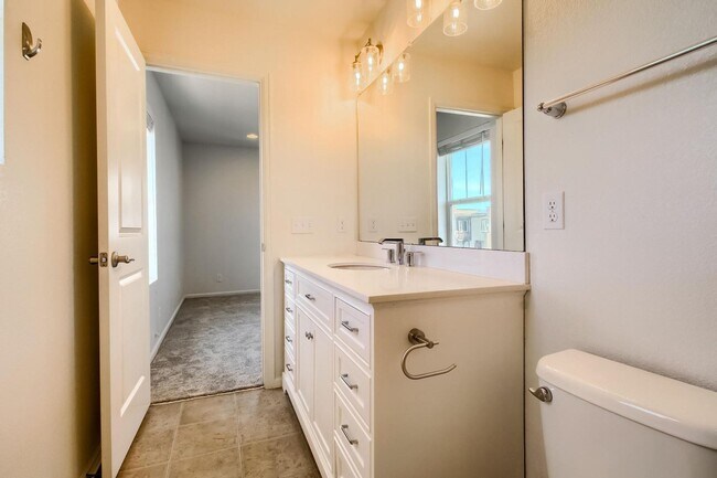 Building Photo - 3 Bed 2.5 Bath End Unit Home with FENCED Y...