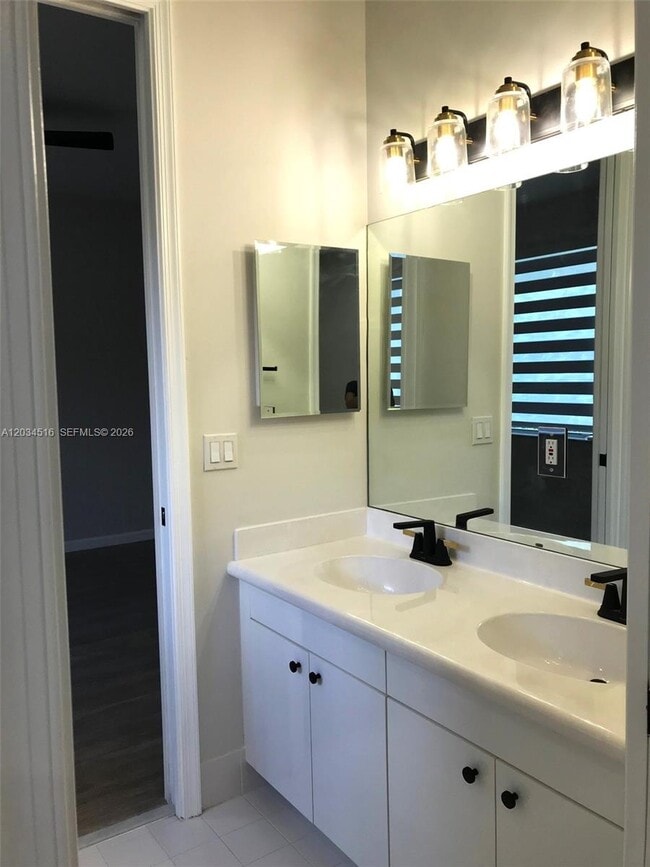 Building Photo - 2501 Poinciana Dr
