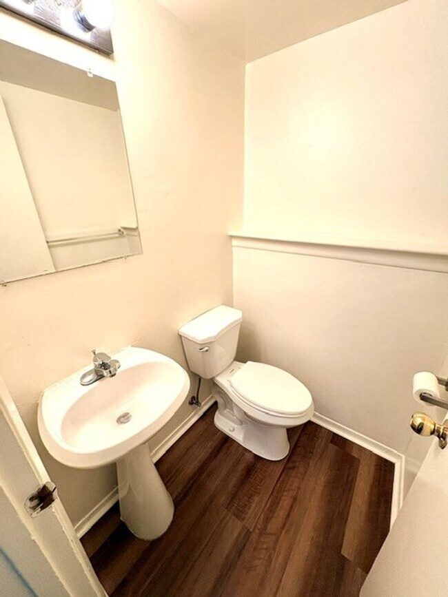 Building Photo - 3 Bedroom Townhouse in Arnold