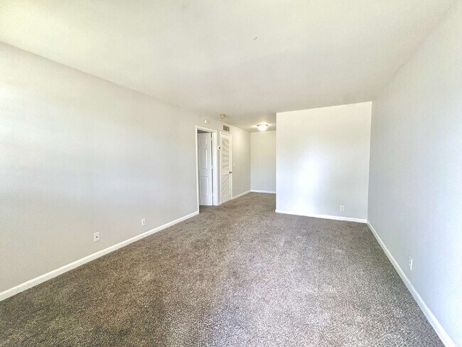 Building Photo - Amazing Location! View of Centennial Park! 1 Bed 1 Bath
