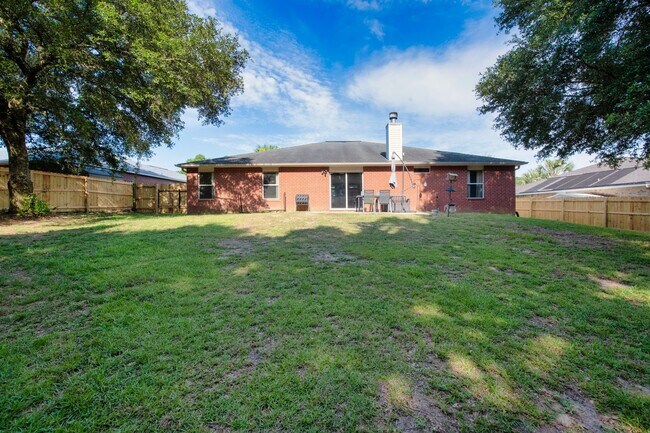 Building Photo - Pet Friendly Home Available Now!