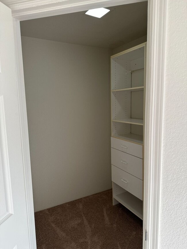 Building Photo - Updated Townhome