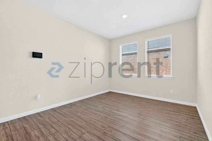 Building Photo - Unit