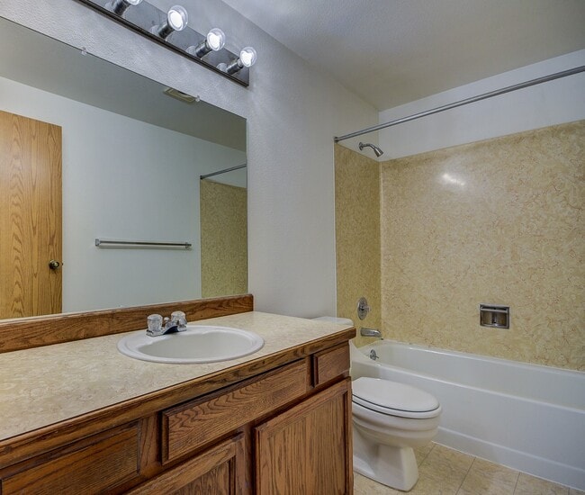 Building Photo - 3 BR / 2.5BA Townhouse Condo – Woodside Co...