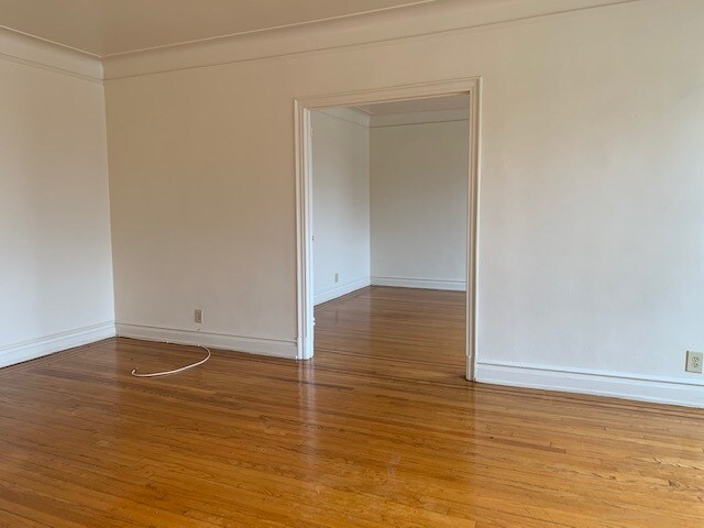 Building Photo - Tudor Court