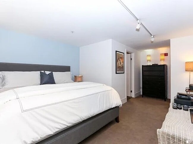 Building Photo - Soma 1x1.5 oversized loft with parking and laundry