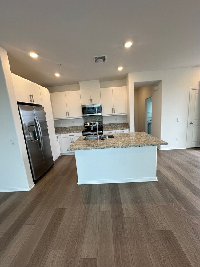 Building Photo - 1 Year Old Lenner 3 Bedroom + Loft Condo i...